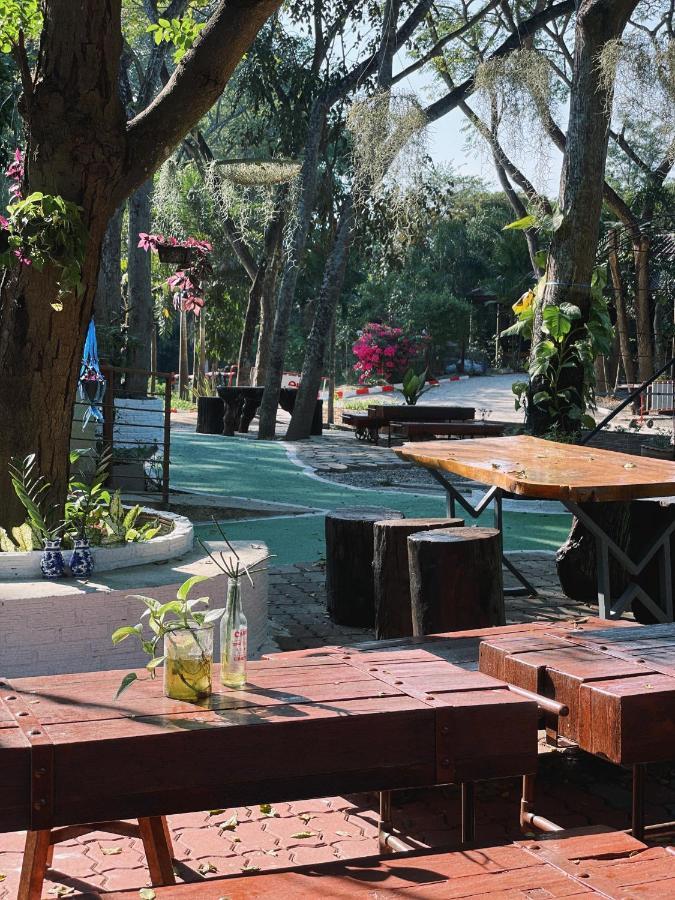 Rain Tree Cafe & Homestay Uthai Thani Exterior photo