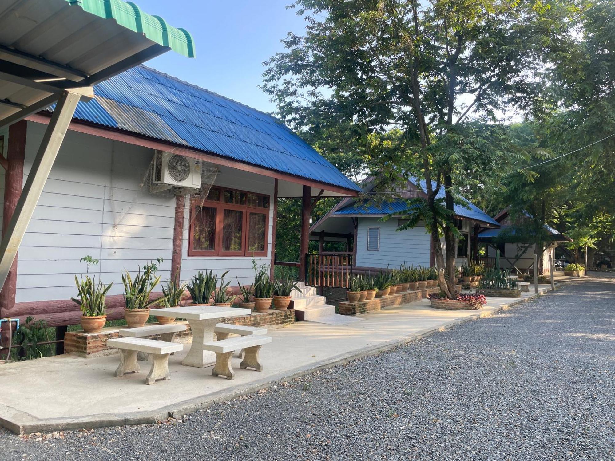 Rain Tree Cafe & Homestay Uthai Thani Exterior photo